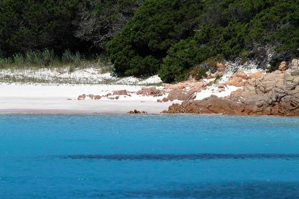 La Spiaggia Rosa de Budelli vista desde el mar