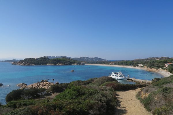 Barco atracado en la cala de Santa María