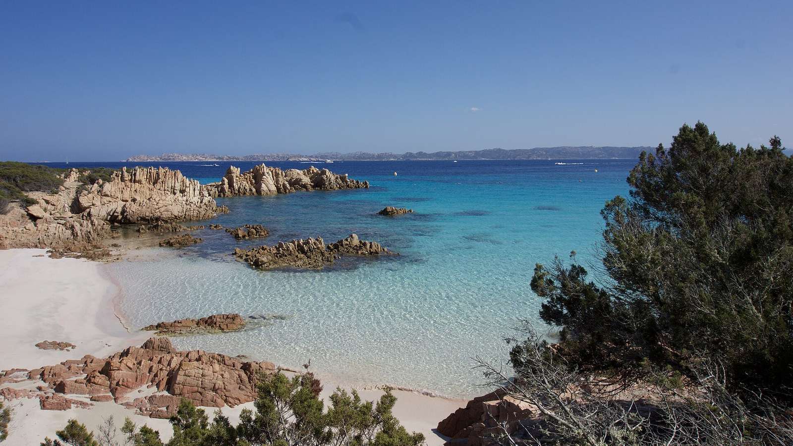 La Spiaggia Rosa de Budelli con las rocas de granito