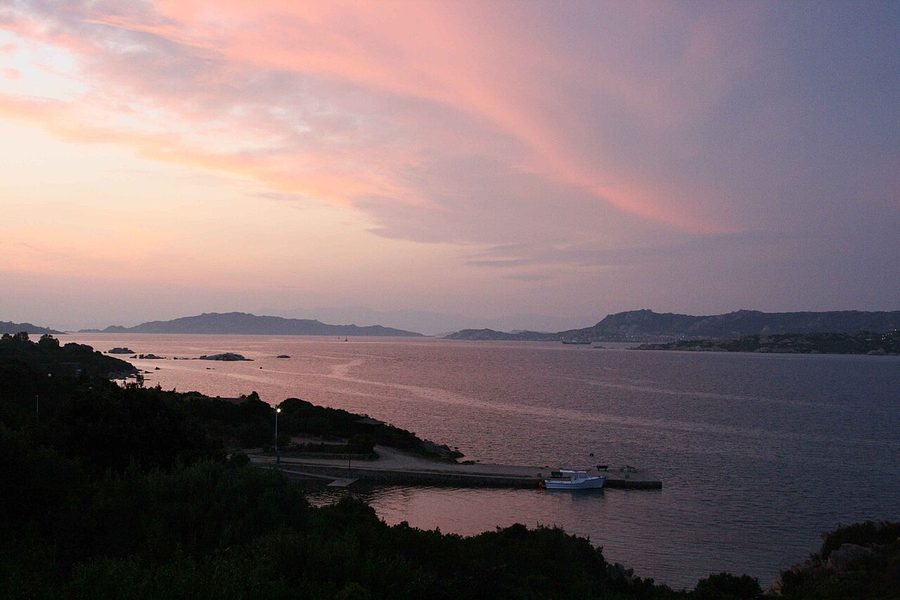 Atardecer sobre el archipiélago con Córcega al fondo